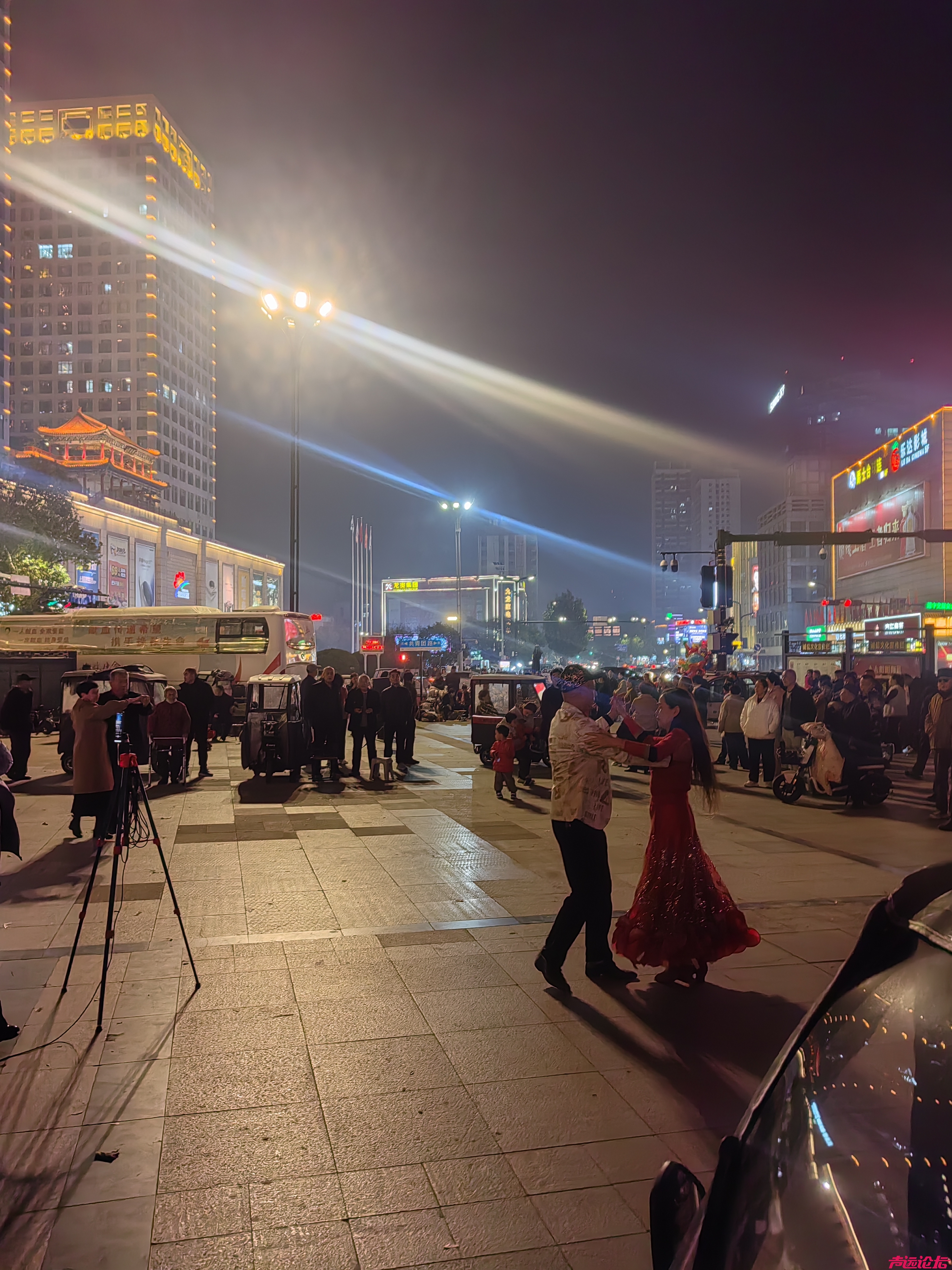 莺莺燕燕，半老徐娘。大济宁的CBD快成老人窝了！一群老头老太太尬舞！-5.jpg