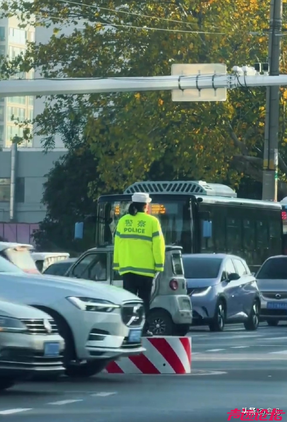 在济宁洸河路马路上，见到了交警在马路中间站岗，这种情况好久没有见到了！-1.jpg