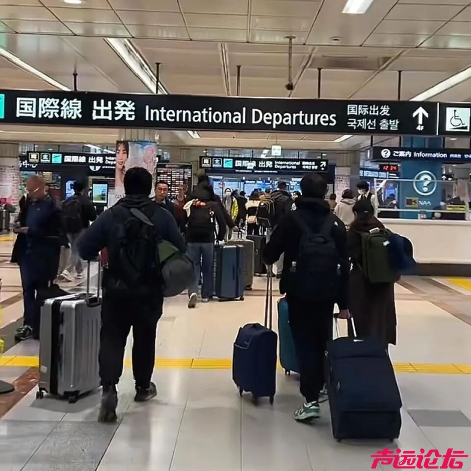 日本机场，挤满了回国的人！-1.jpg