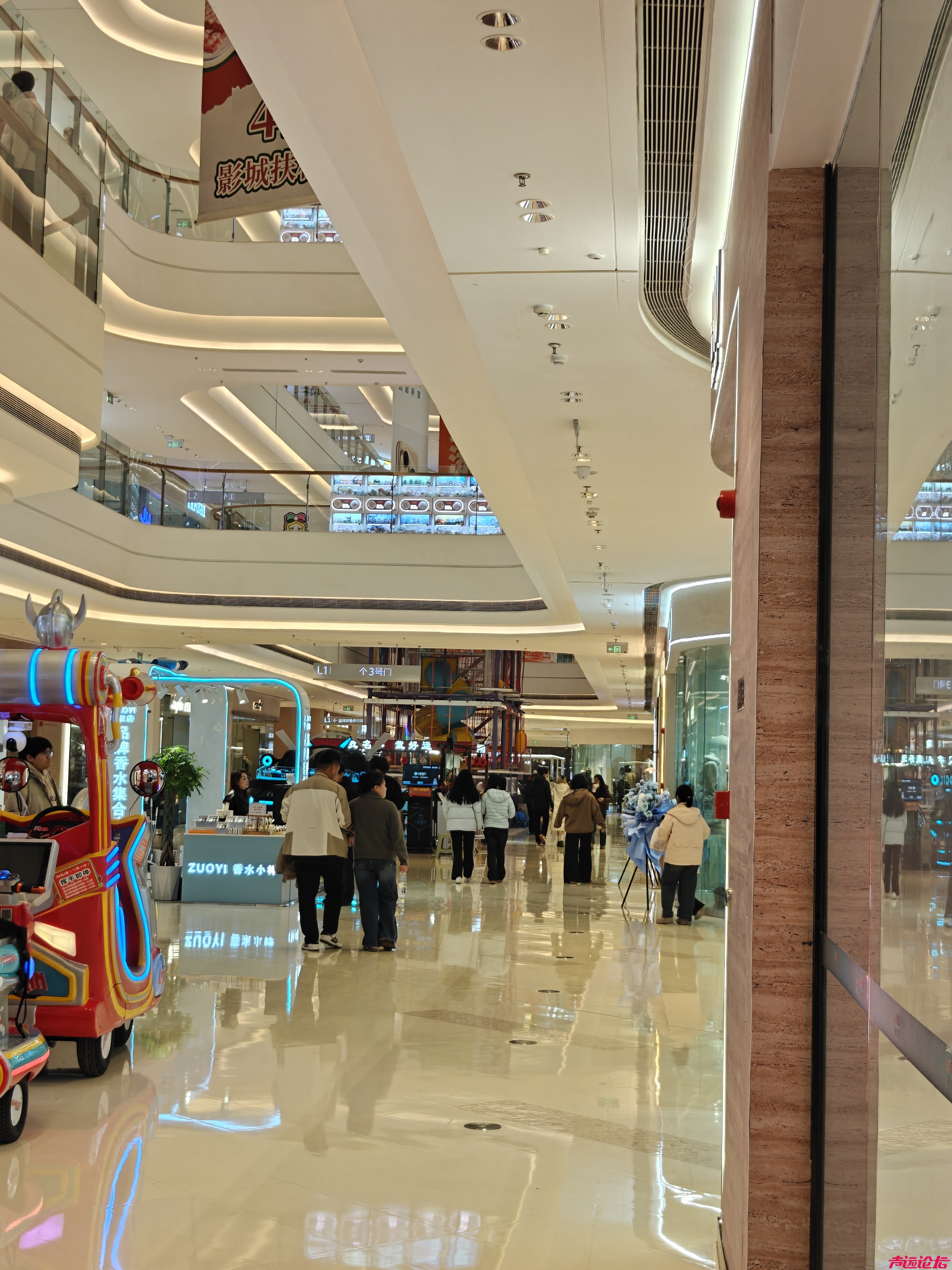 济宁吾悦，人多得超乎我的想象，要知道这还不是周末呢。商业综合体的魅力可见一斑！-1.jpg