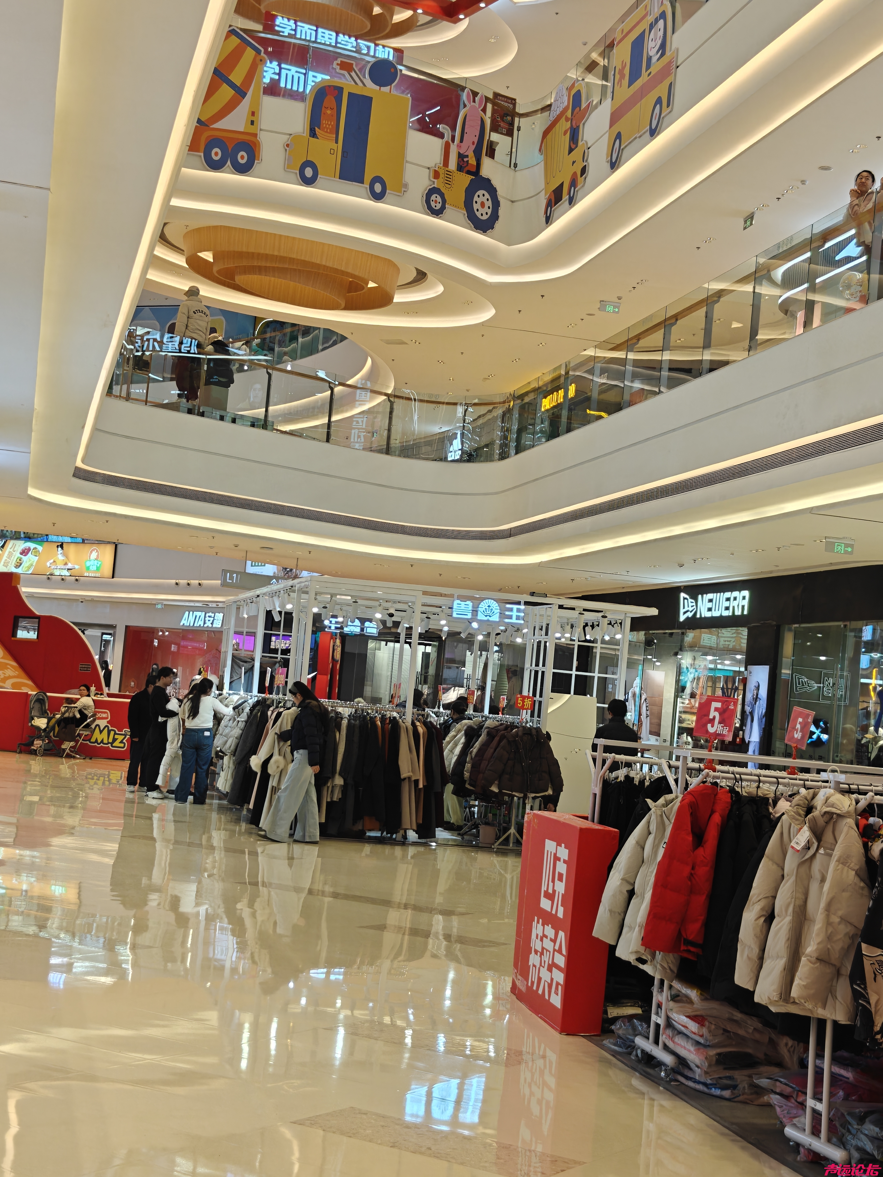 济宁吾悦，人多得超乎我的想象，要知道这还不是周末呢。商业综合体的魅力可见一斑！-2.jpg