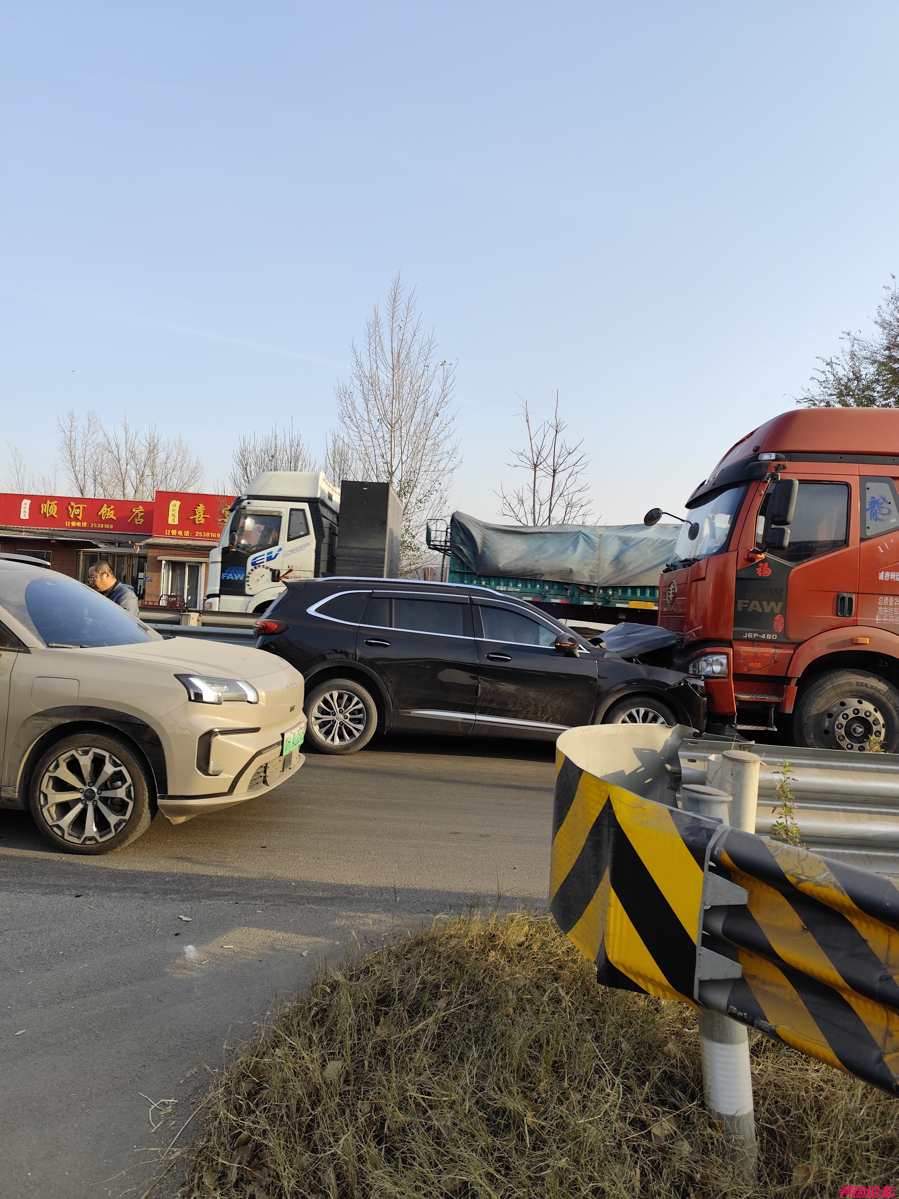 你看这车撞的，到底哪里出了问题？哪个车逆行？真够狠的，说是伤了俩~-2.jpg