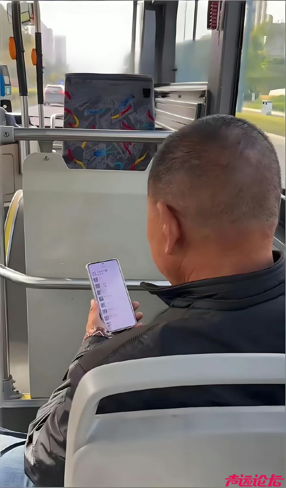 大爷真会玩。不服不行，公交车上瞥了一眼大爷的手机，瞬间惊得目瞪口呆！ ​​​-1.jpg