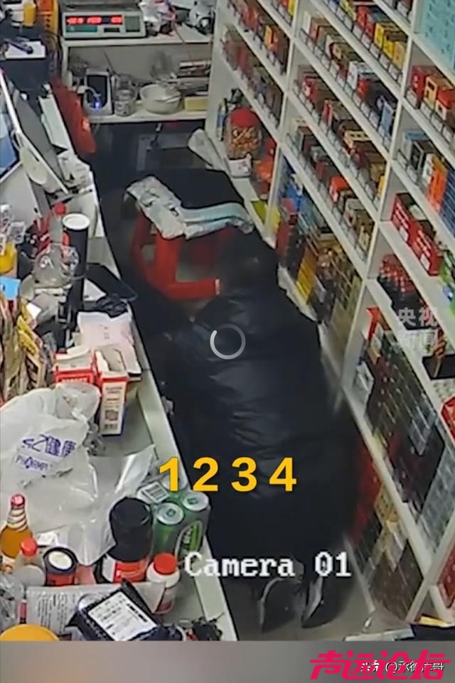 商家少收一元钱 小伙在接线员指导下 实施心肺复苏救回老板娘一条命-2.jpg