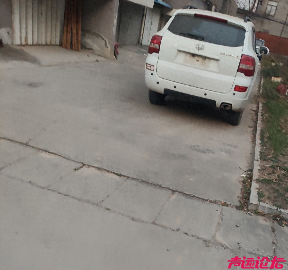 未挂牌、轮胎瘪……嘉祥一社区“僵尸车”长期占位惹民怨-1.jpg