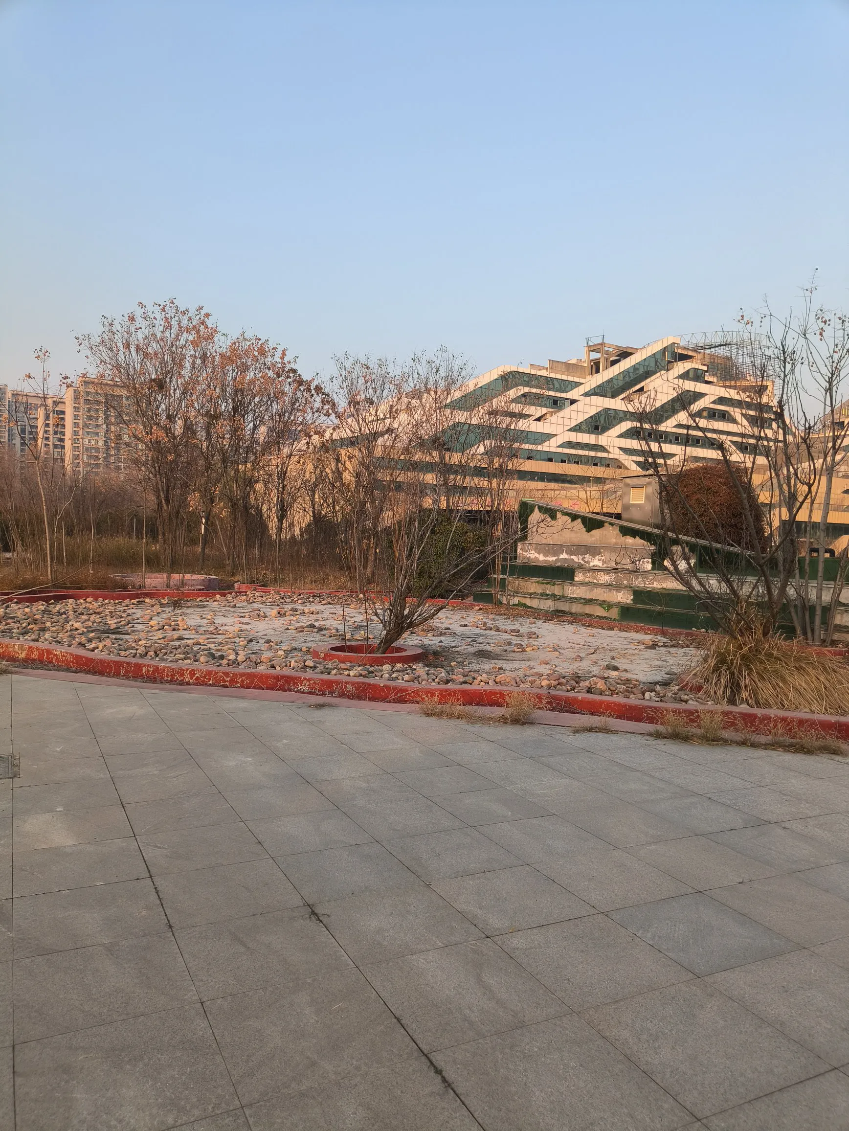 这伙计真是个哥，他是怎么进去的？大家知道是什么原因导致曾经顶流的游乐场变成这个样-4.jpg