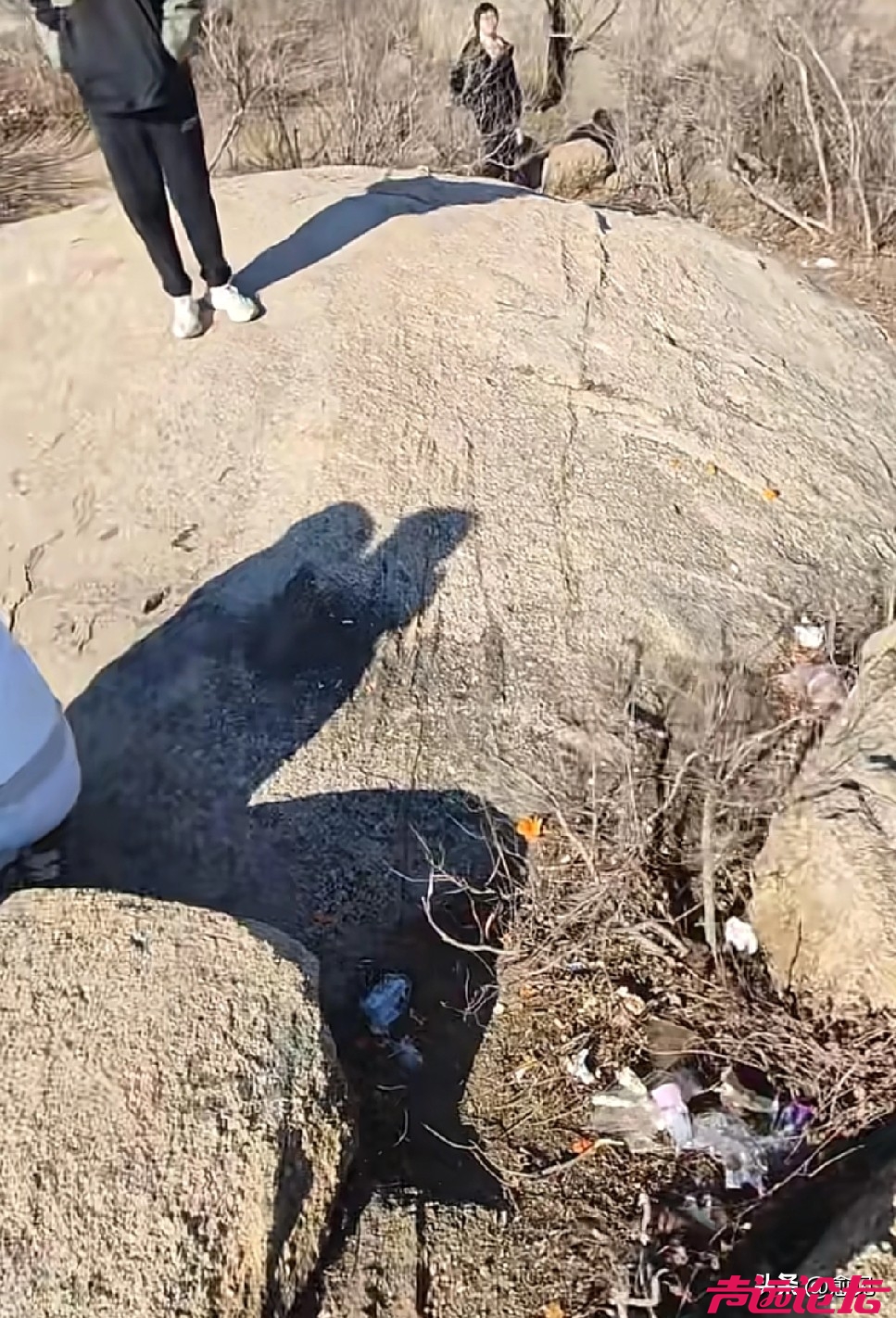又一辆救援车开到济宁邹城牙山，牙山属于未开发的野山，没有护栏、指示牌和救援站点！-2.jpg