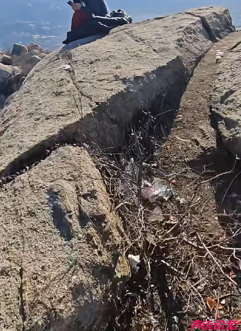 又一辆救援车开到济宁邹城牙山，牙山属于未开发的野山，没有护栏、指示牌和救援站点！-4.jpg