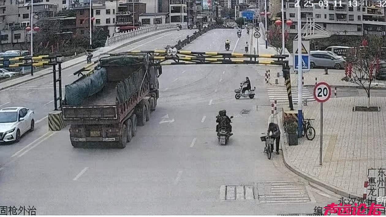 广东一货车撞落限高架致路人死亡，司机获刑后家属质疑：违规限高架是主因~-1.jpg