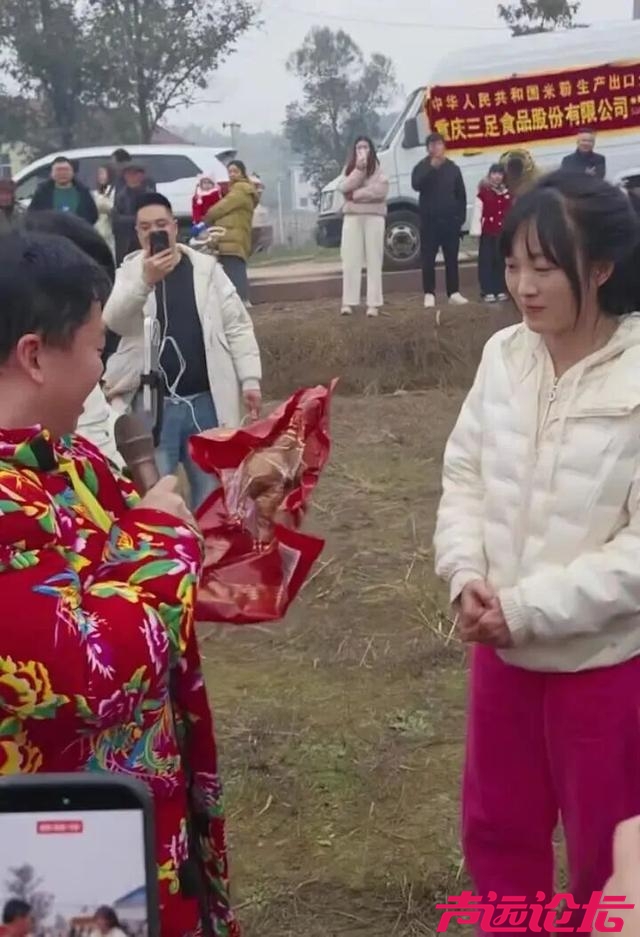 女子不会杀猪网上求助! 上千网友驱车来帮忙，10万人在线围观-2.jpg