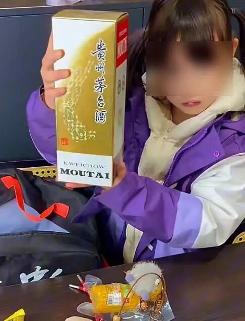 小孩姐花50元在跳蚤市场淘到茅台酒？官方辟谣：假！相关部门已介入-1.jpg