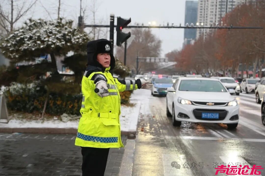 冬季守护 | 雪落路滑，济宁公安交警变身“推车侠”“护航人”-1.jpg