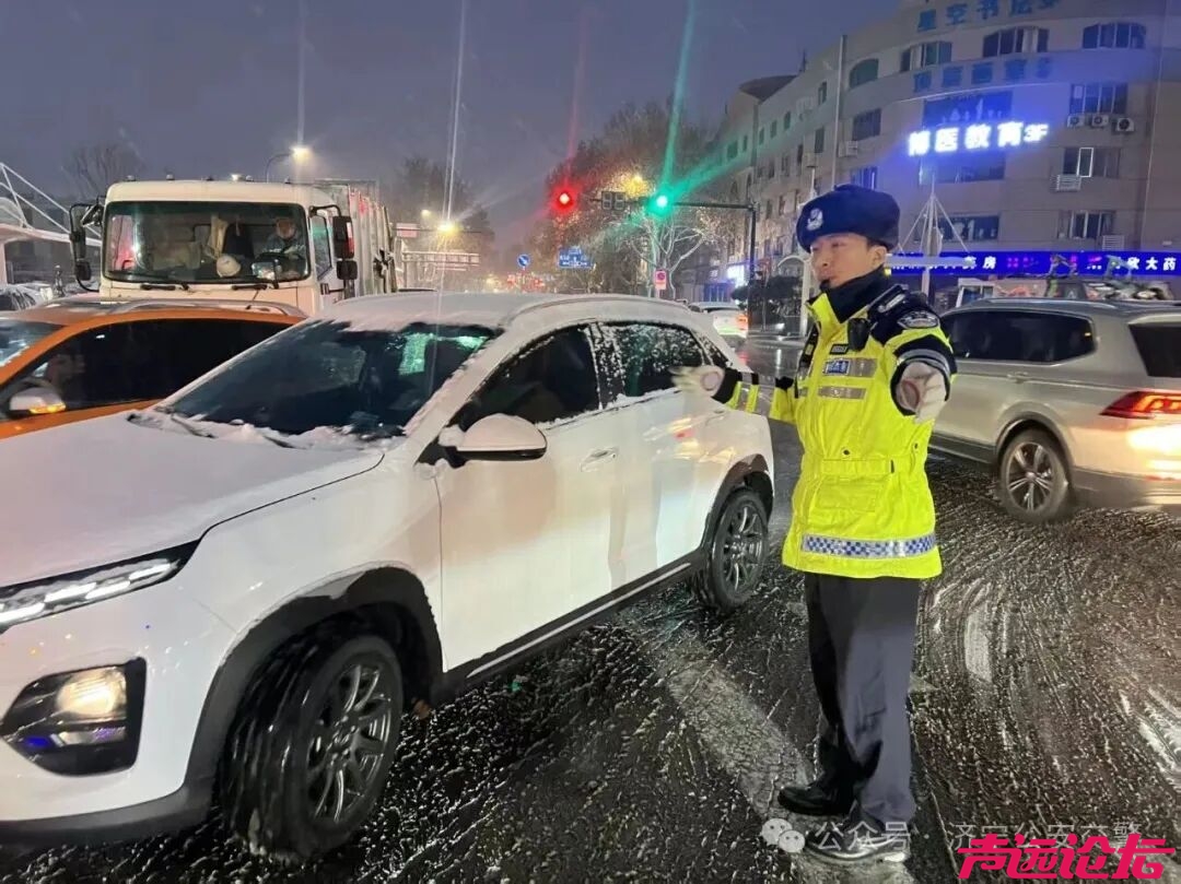 冬季守护 | 雪落路滑，济宁公安交警变身“推车侠”“护航人”-3.jpg