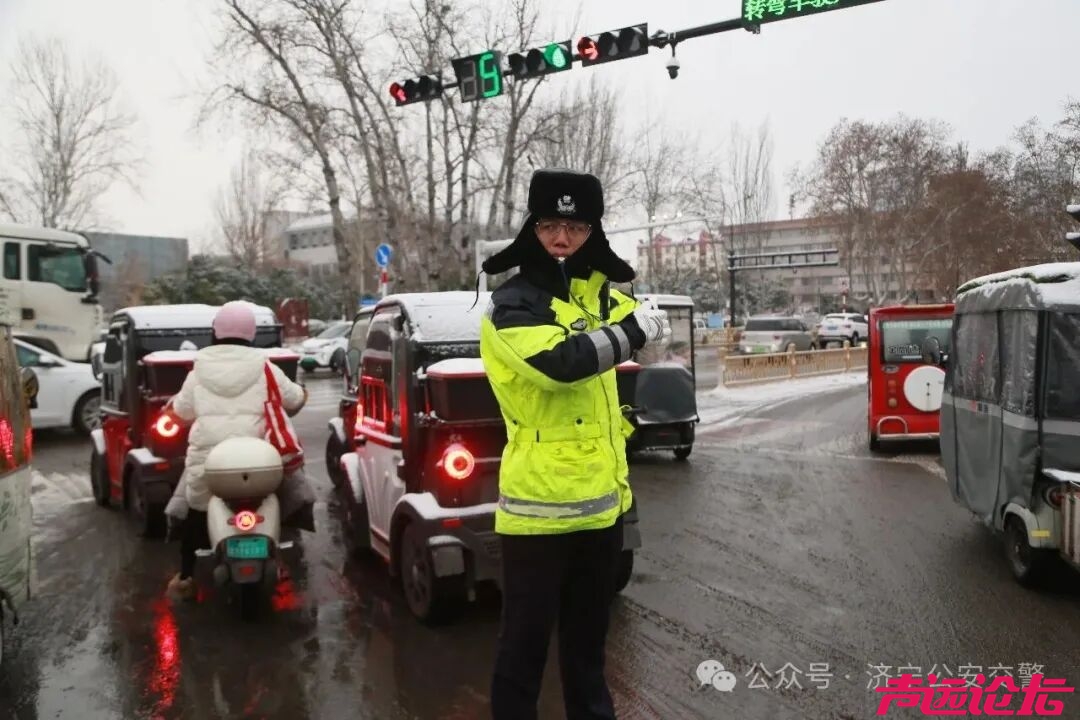冬季守护 | 雪落路滑，济宁公安交警变身“推车侠”“护航人”-2.jpg