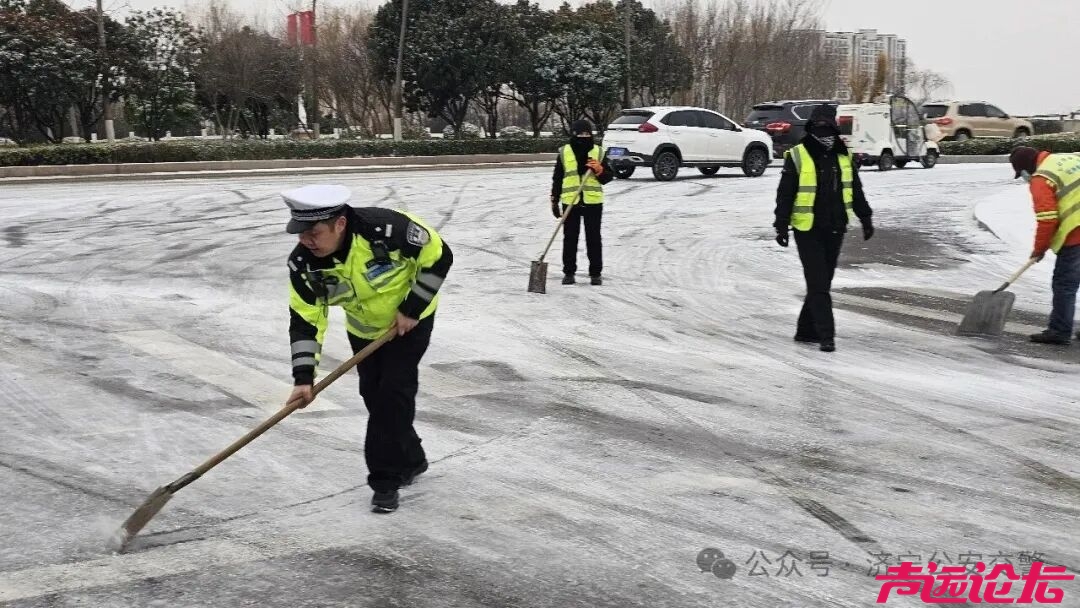 冬季守护 | 雪落路滑，济宁公安交警变身“推车侠”“护航人”-6.jpg