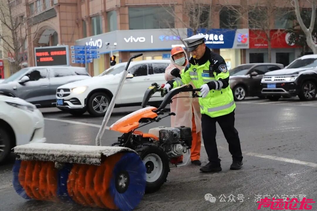 冬季守护 | 雪落路滑，济宁公安交警变身“推车侠”“护航人”-5.jpg