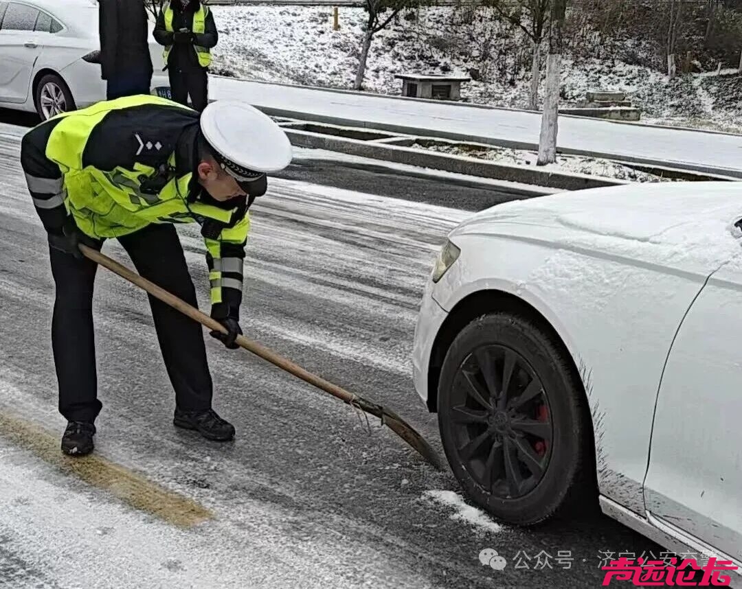 冬季守护 | 雪落路滑，济宁公安交警变身“推车侠”“护航人”-7.jpg