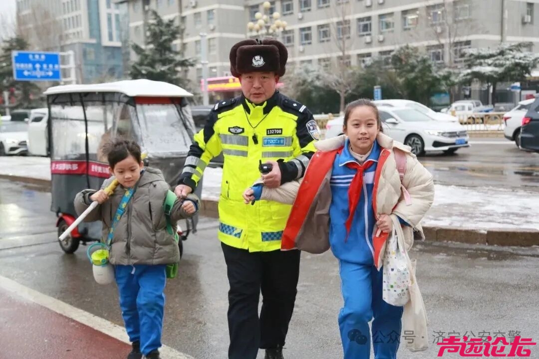冬季守护 | 雪落路滑，济宁公安交警变身“推车侠”“护航人”-8.jpg