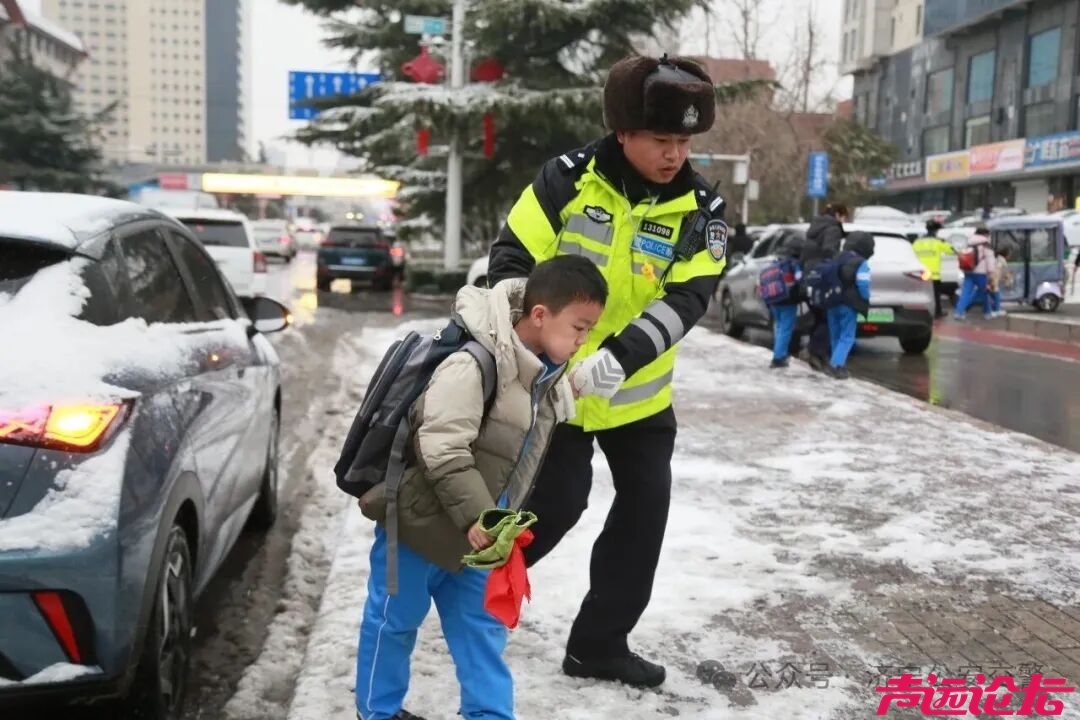 冬季守护 | 雪落路滑，济宁公安交警变身“推车侠”“护航人”-9.jpg