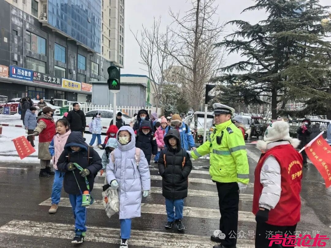 冬季守护 | 雪落路滑，济宁公安交警变身“推车侠”“护航人”-10.jpg