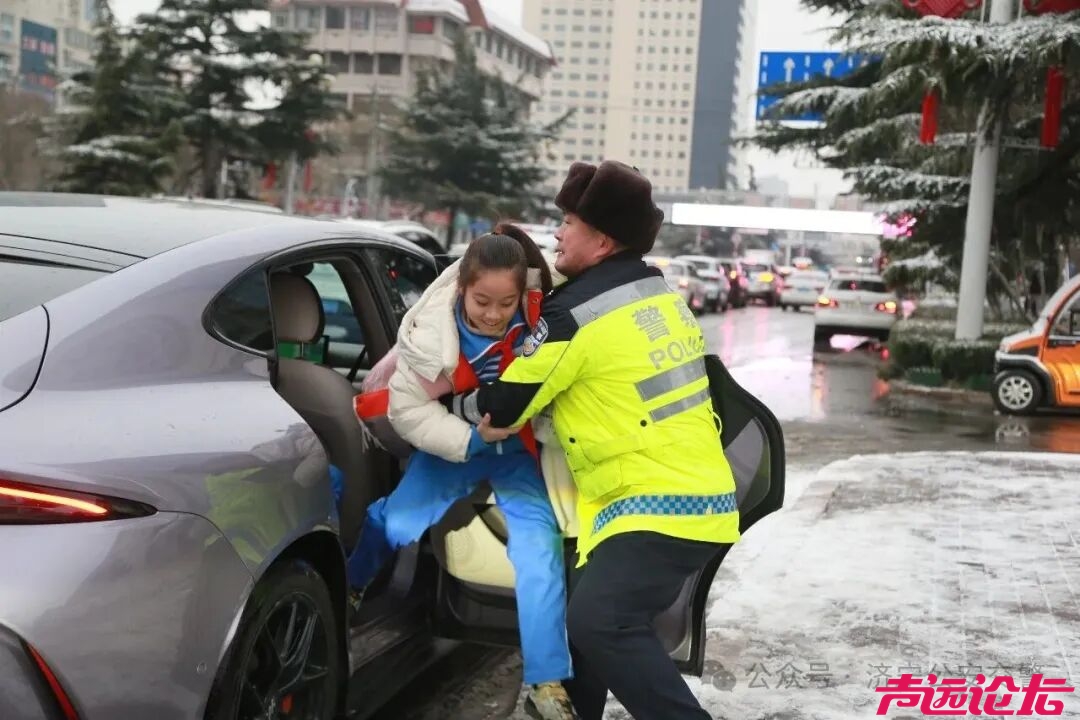 冬季守护 | 雪落路滑，济宁公安交警变身“推车侠”“护航人”-11.jpg