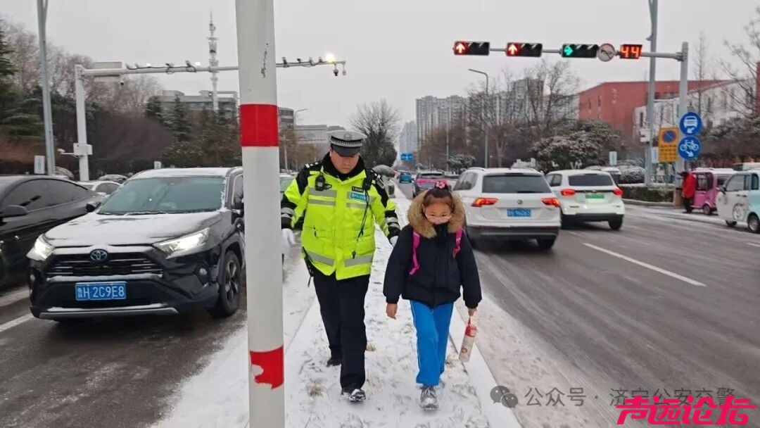 冬季守护 | 雪落路滑，济宁公安交警变身“推车侠”“护航人”-12.jpg