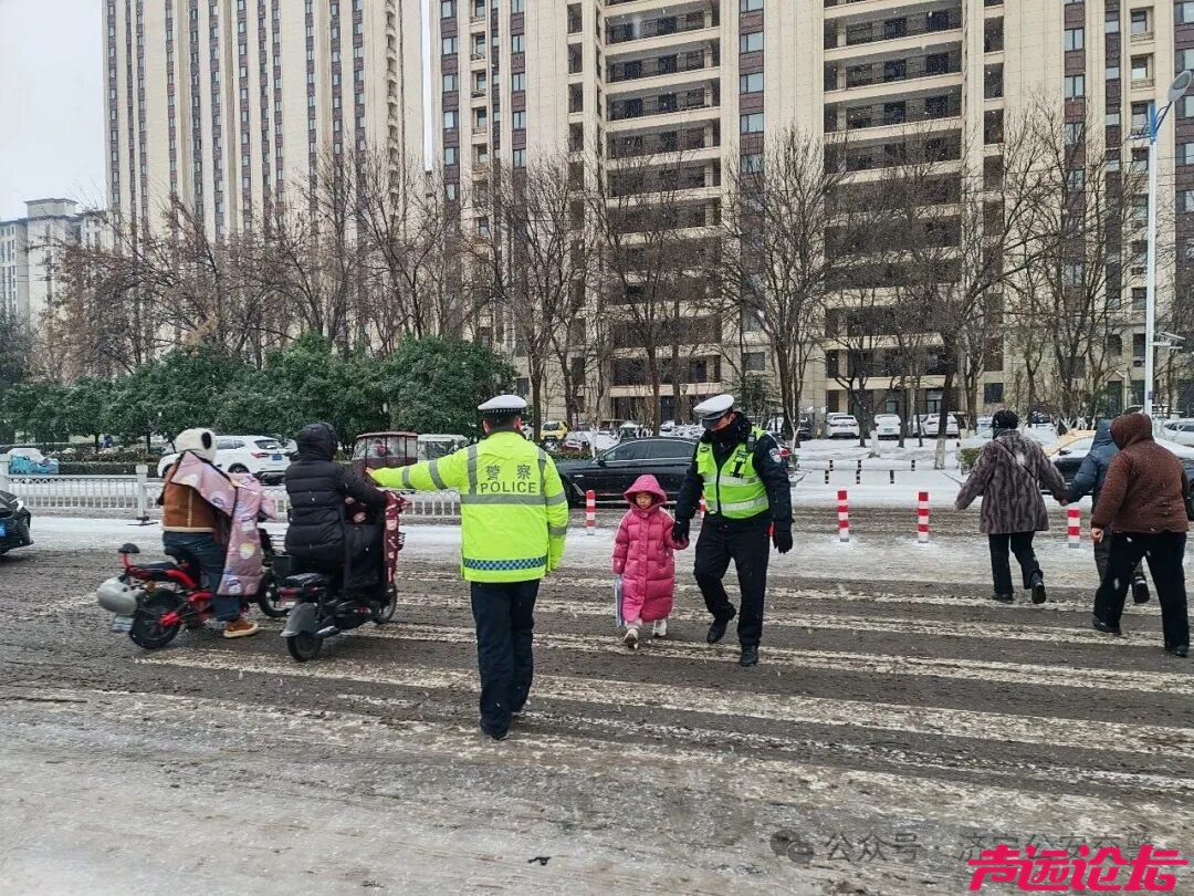 冬季守护 | 雪落路滑，济宁公安交警变身“推车侠”“护航人”-13.jpg
