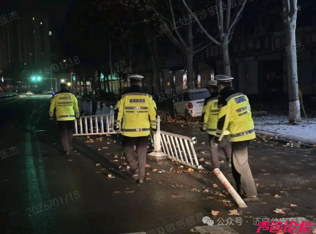 冬季守护 | 雪落路滑，济宁公安交警变身“推车侠”“护航人”-14.jpg