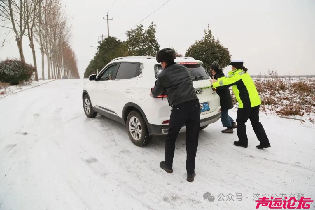 冬季守护 | 雪落路滑，济宁公安交警变身“推车侠”“护航人”-16.jpg