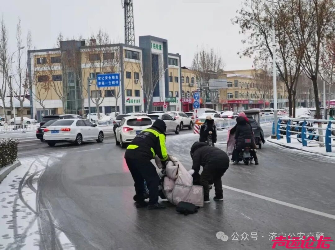 冬季守护 | 雪落路滑，济宁公安交警变身“推车侠”“护航人”-17.jpg