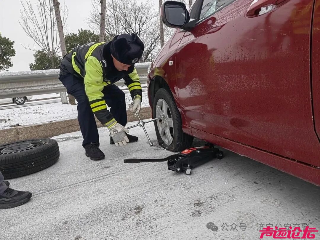 冬季守护 | 雪落路滑，济宁公安交警变身“推车侠”“护航人”-23.jpg