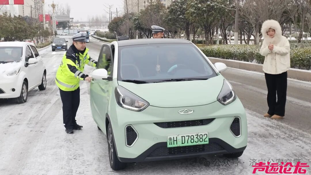 冬季守护 | 雪落路滑，济宁公安交警变身“推车侠”“护航人”-22.jpg