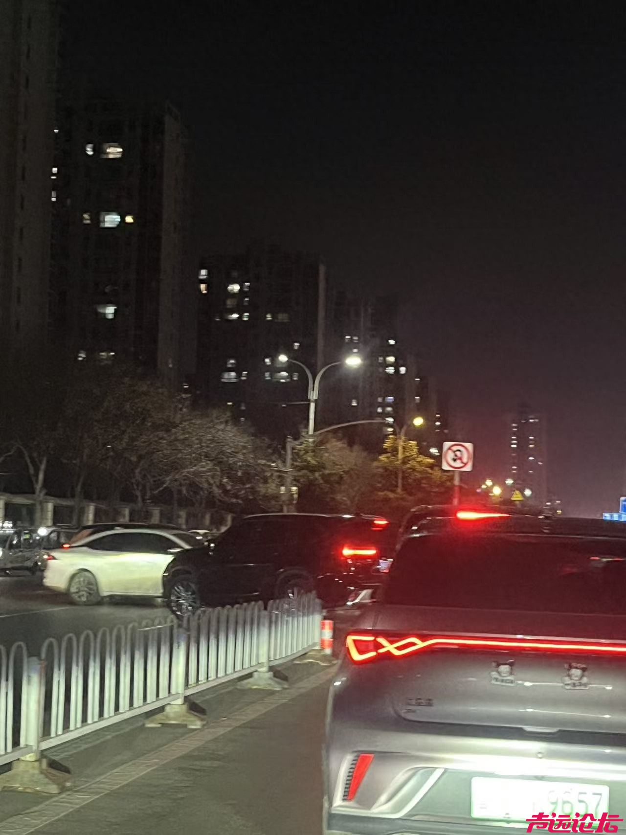 禁止掉头标志成“摆设”？济宁警韵之家小区路段违法掉头引质疑-1.jpg