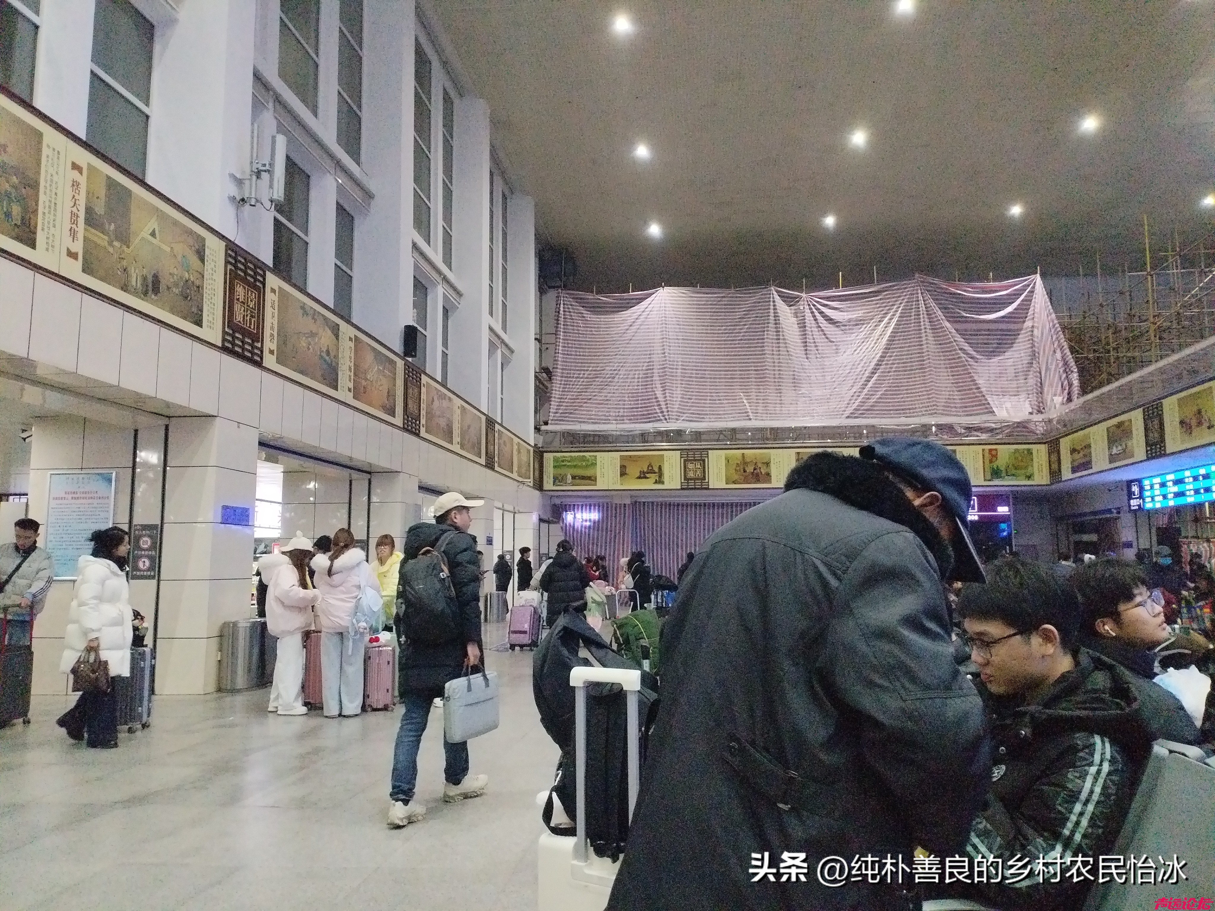 兖州火车站乘客真多啊，满无虚席，二层楼上在装修，所以都在楼下等车！谁说人少啊~-4.jpg