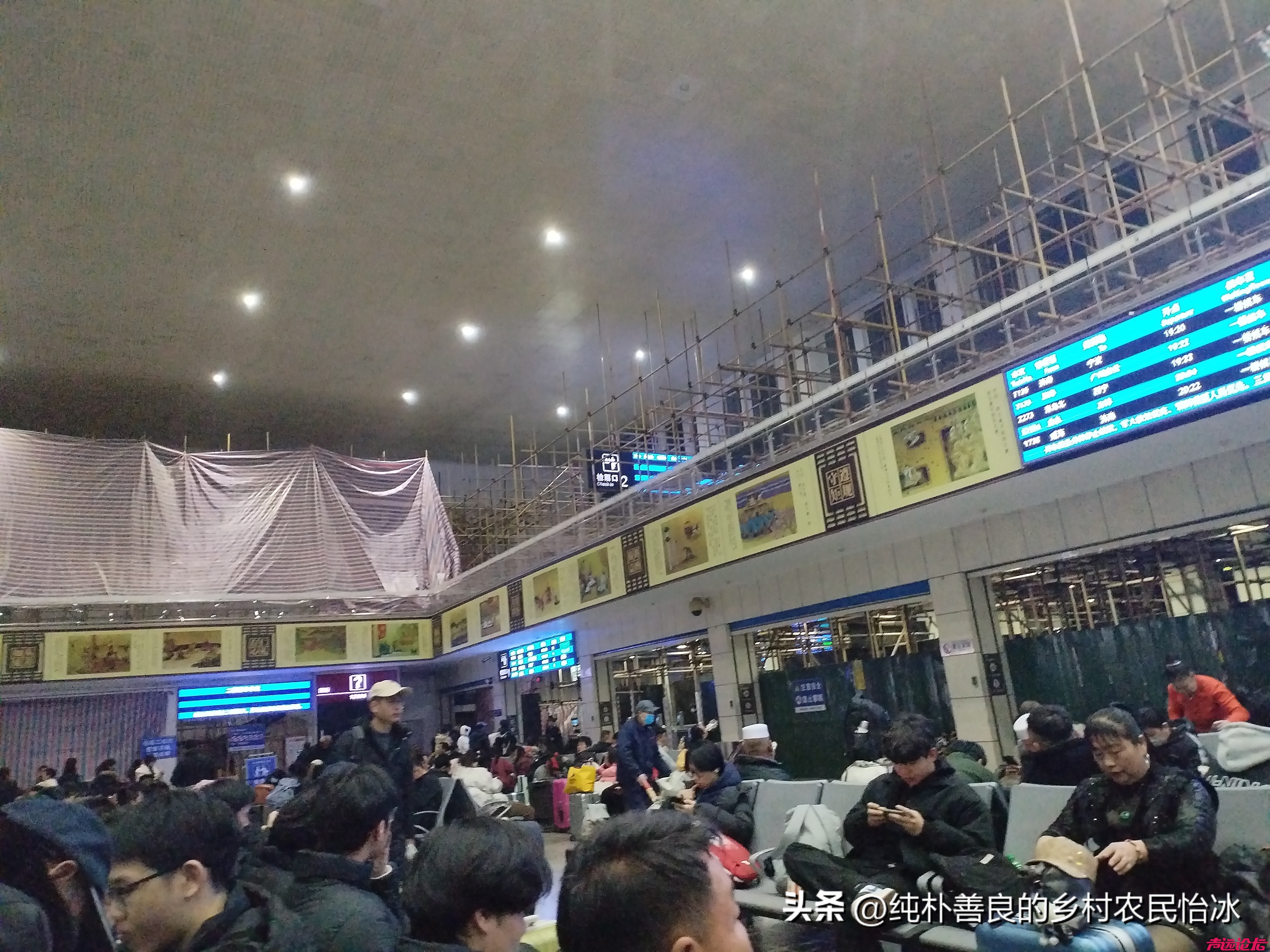 兖州火车站乘客真多啊，满无虚席，二层楼上在装修，所以都在楼下等车！谁说人少啊~-6.jpg