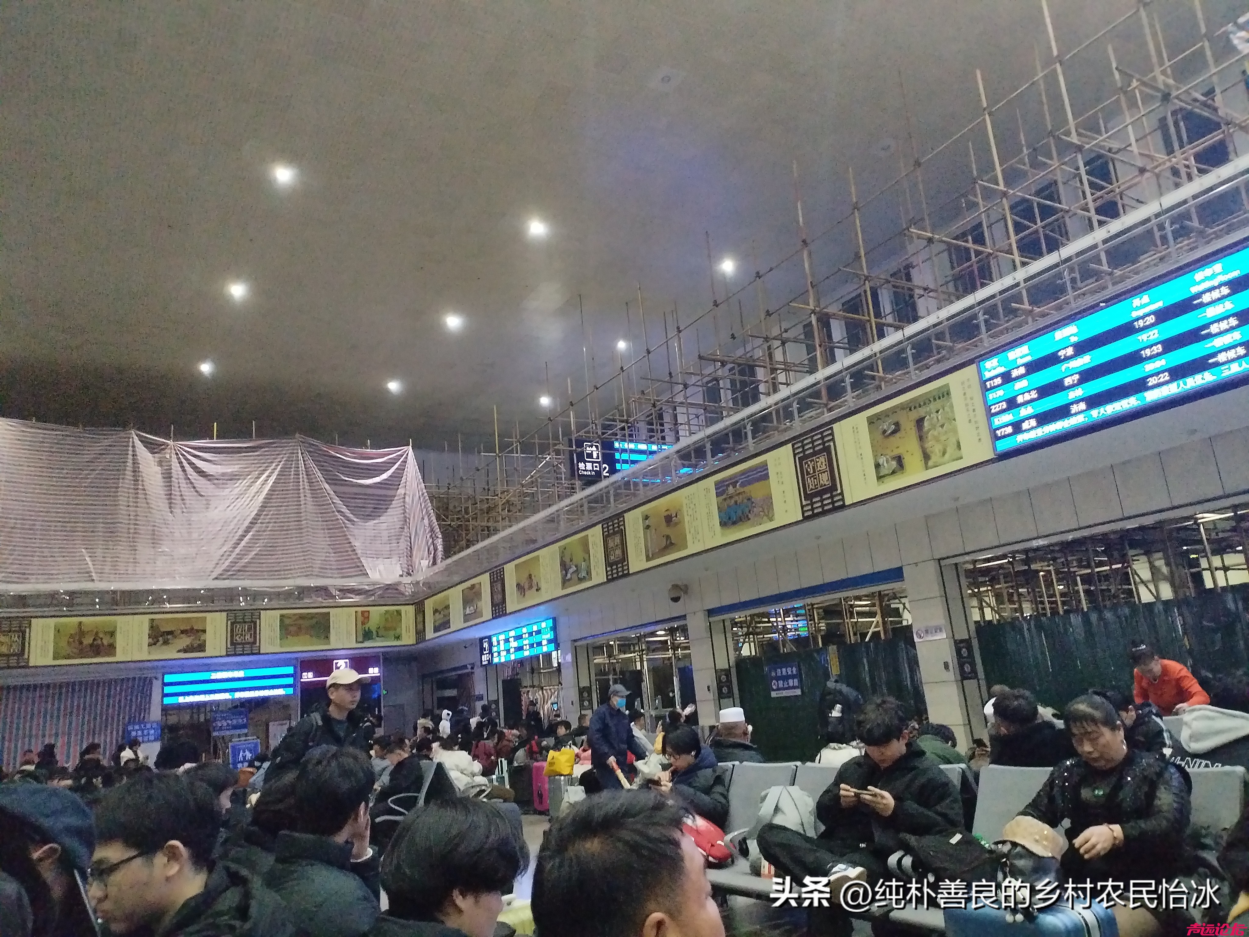 兖州火车站乘客真多啊，满无虚席，二层楼上在装修，所以都在楼下等车！谁说人少啊~-7.jpg