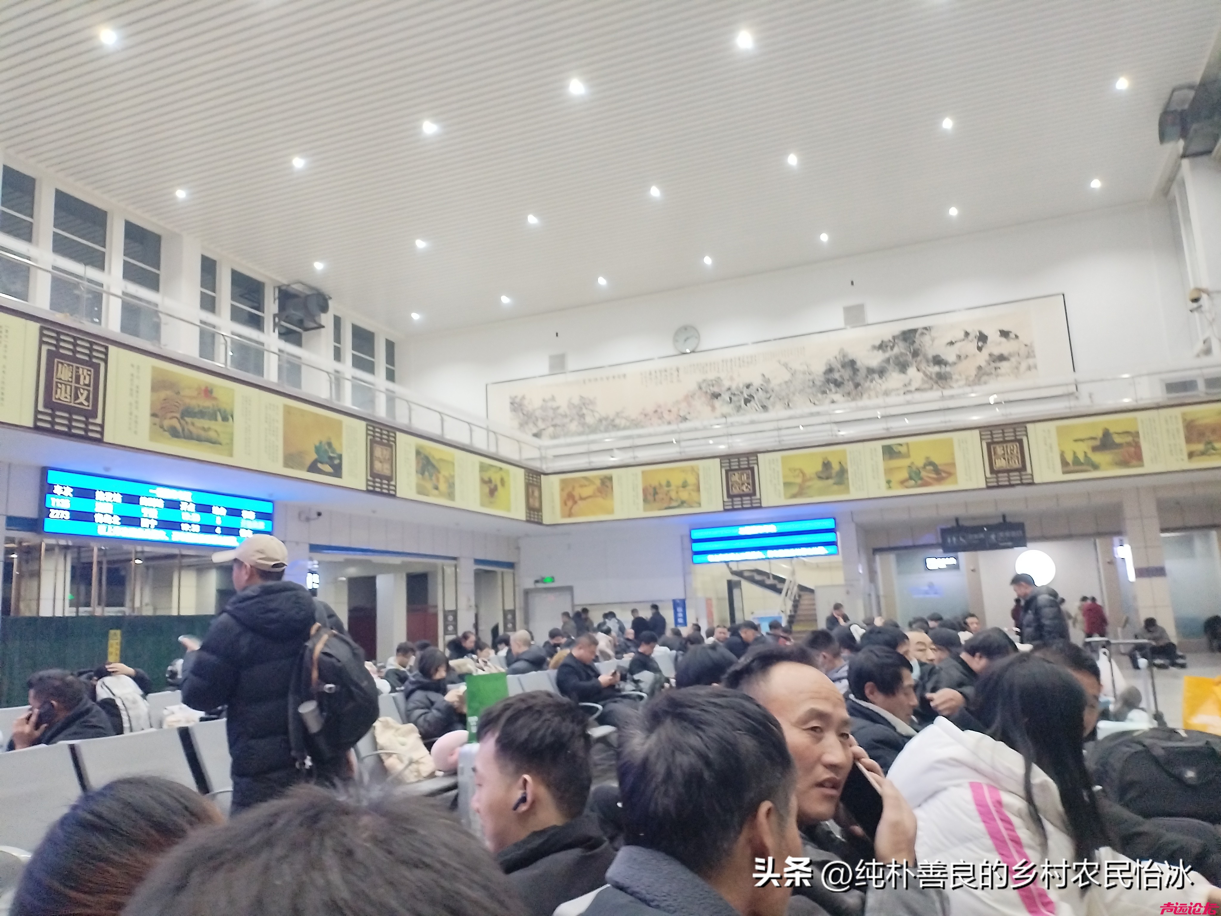 兖州火车站乘客真多啊，满无虚席，二层楼上在装修，所以都在楼下等车！谁说人少啊~-8.jpg