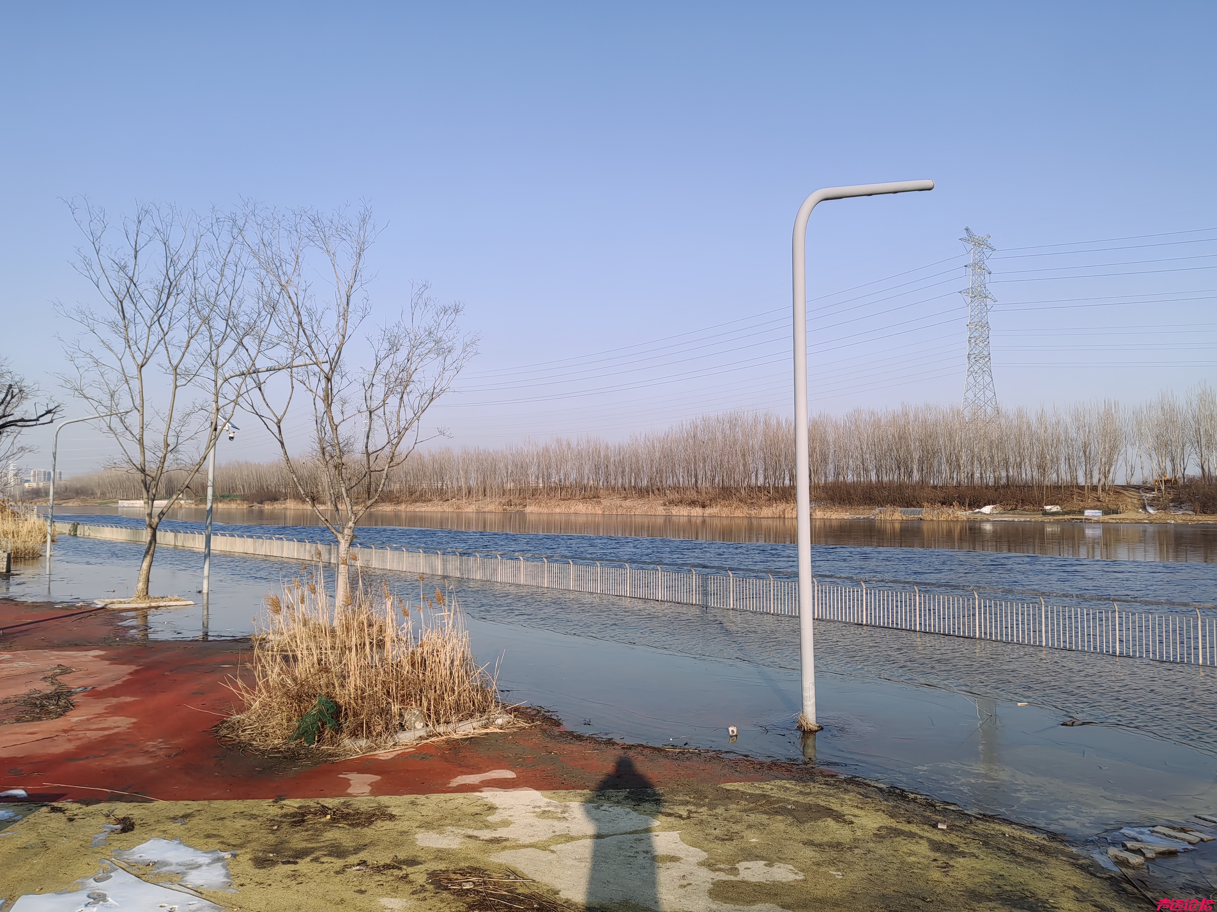 济宁市洸府河沿河公园全部淹了。冬天哪里来的那么多水？-3.jpg