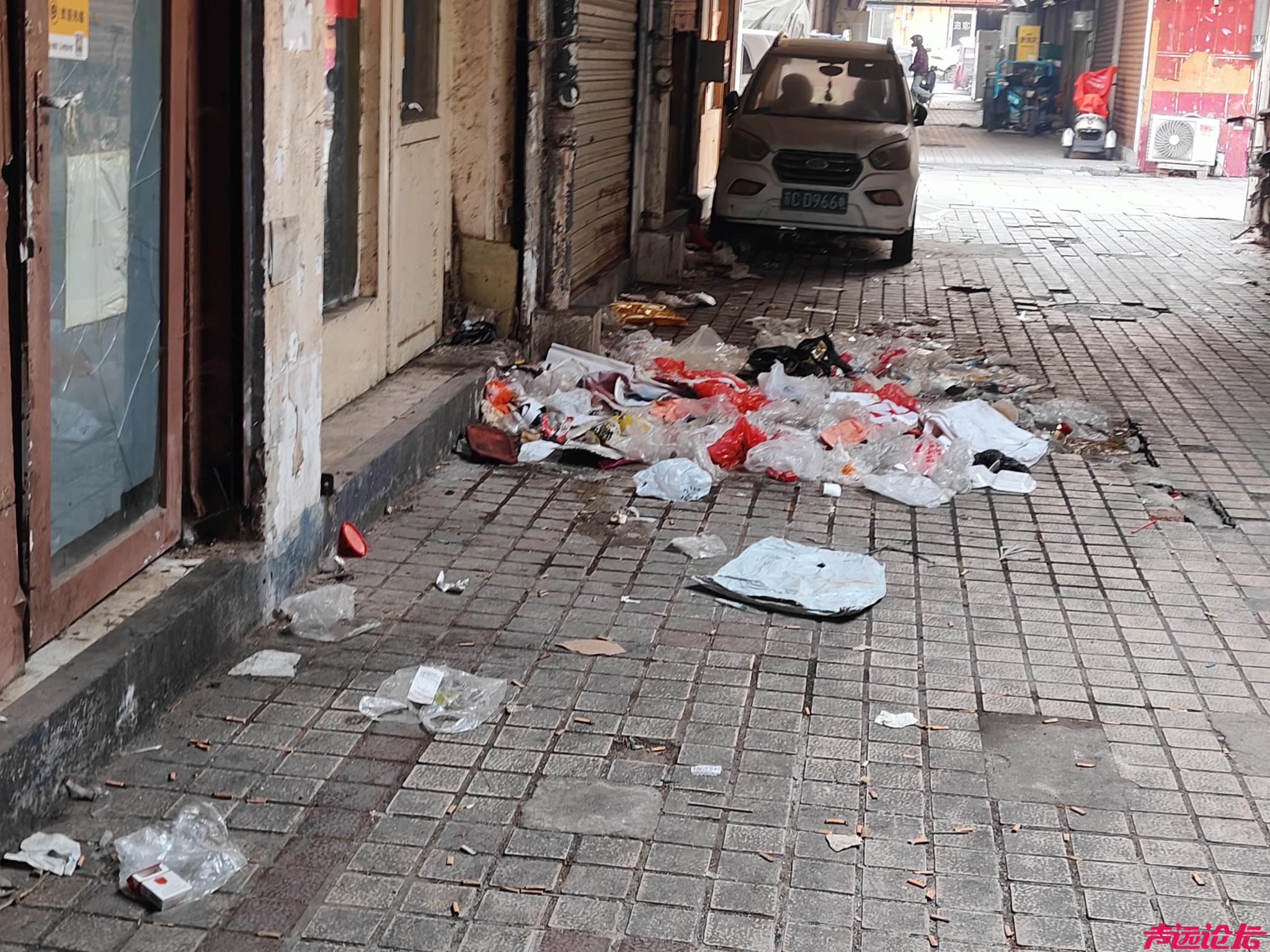 问政山东：济宁太东大市场南门北门“光鲜”，内部周边“脏乱”-3.jpg