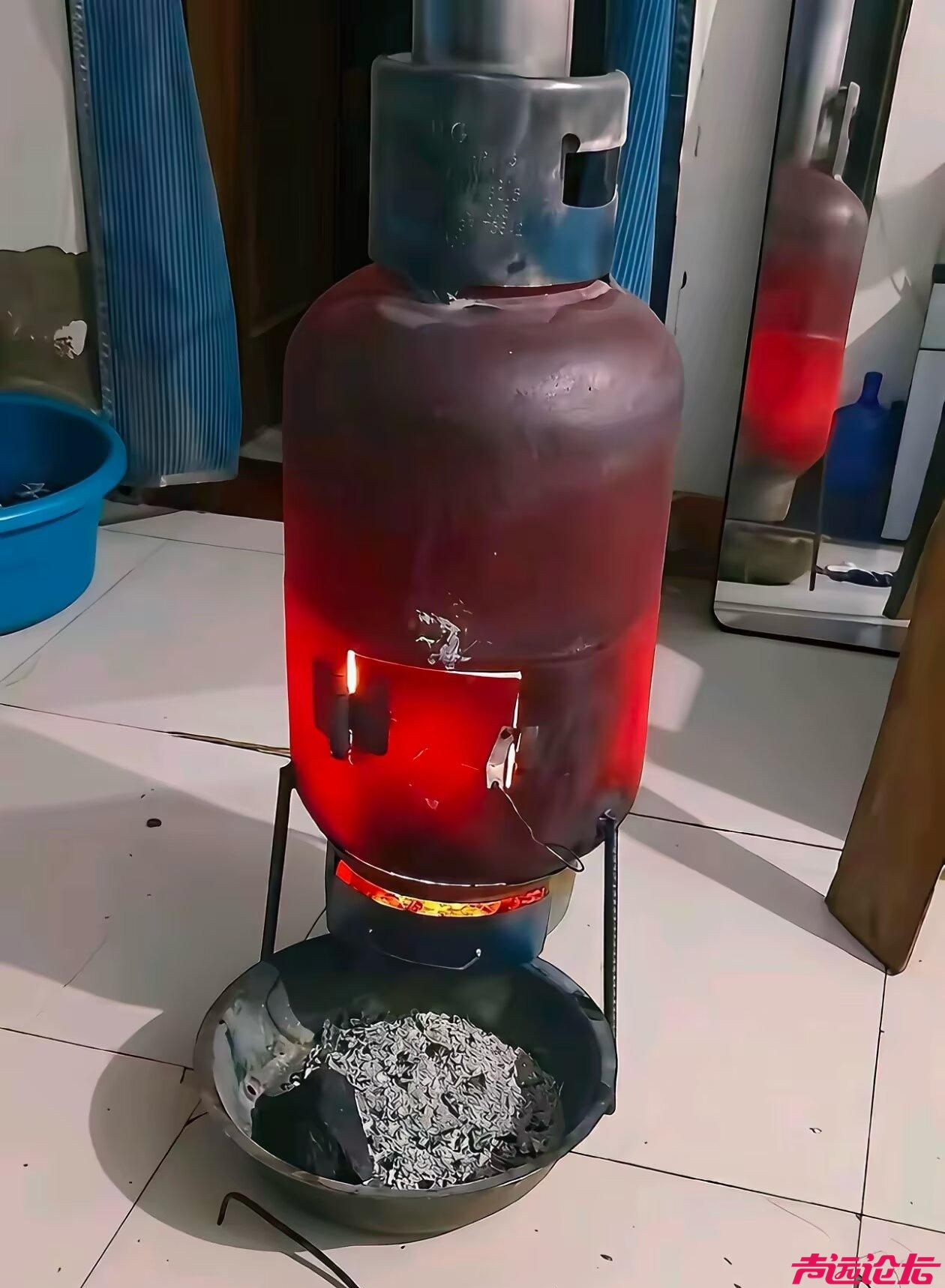 这种取暖设备简直是震惊我了，煤气罐被烧的通红，但是感觉十分的危险-1.jpg