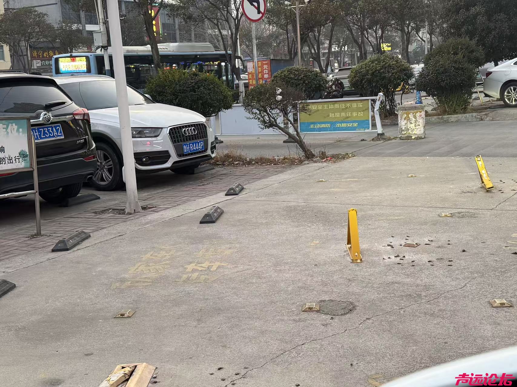 公共区域变私家车位？济宁一小区业主吐槽物业管理：“一地鸡毛”-4.jpg