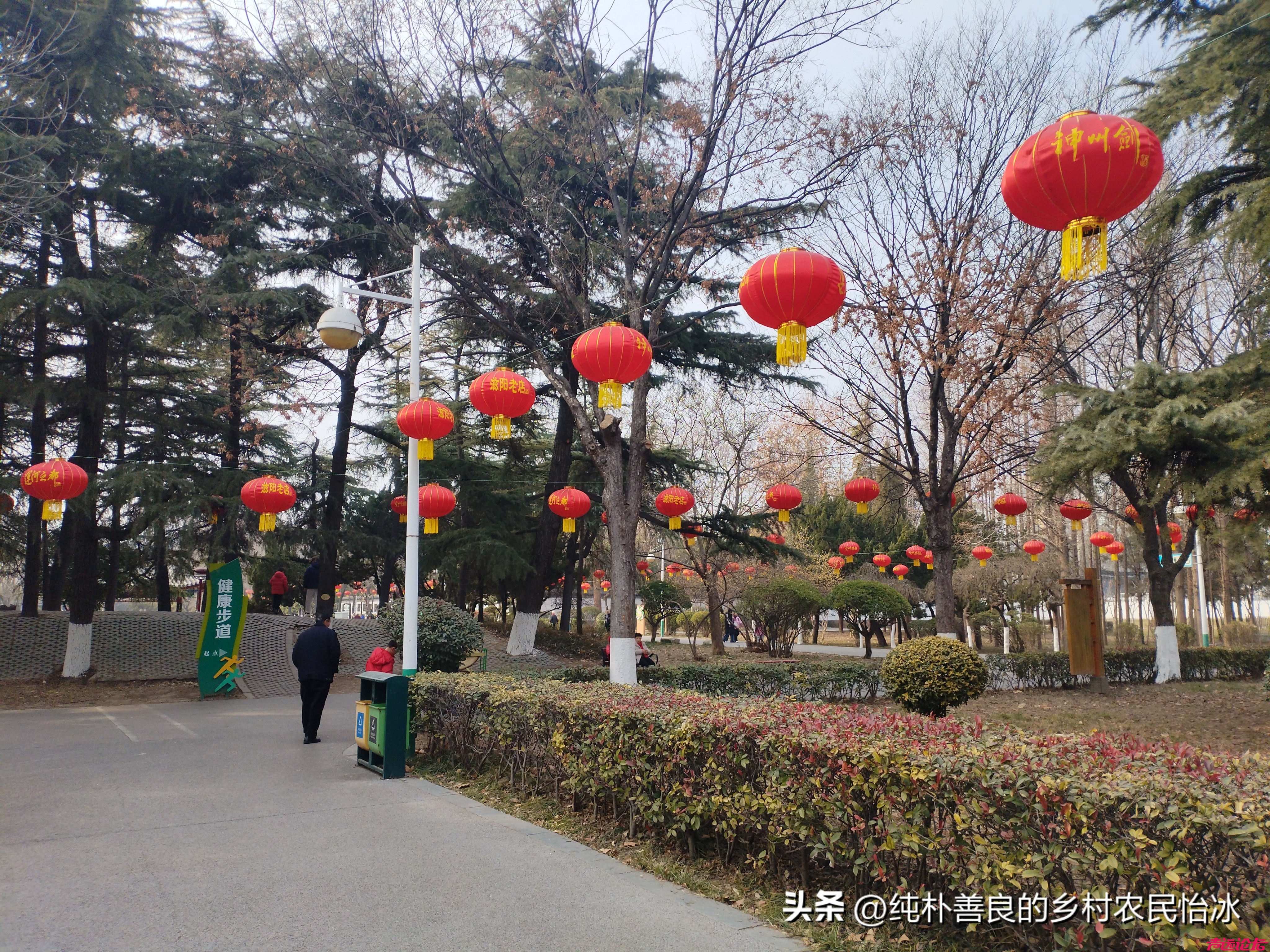 兖州少陵公园，公园里面大红灯笼高高挂，快过年了公园里装扮得很喜庆，人也不少了~-13.jpg