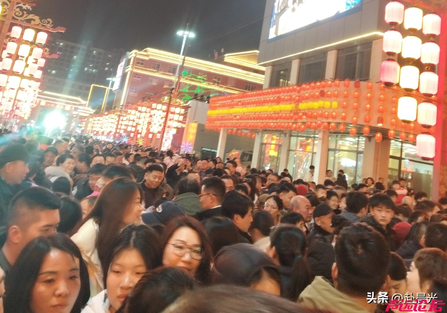 济宁麷街，这人气真不是盖的？你看人多不多，我就不说了。一眼望不到头全是人，牛逼~-1.jpg