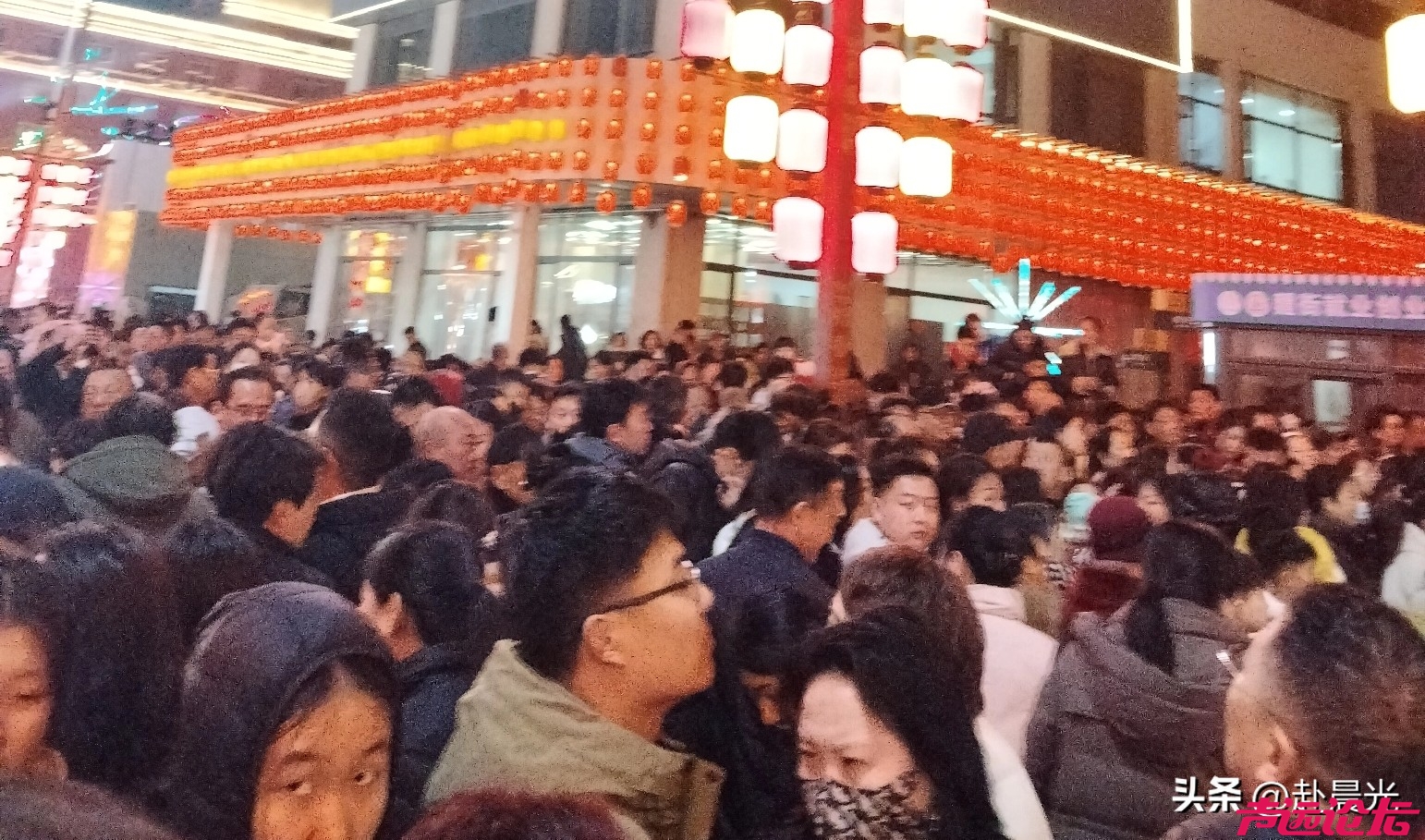 济宁麷街，这人气真不是盖的？你看人多不多，我就不说了。一眼望不到头全是人，牛逼~-2.jpg