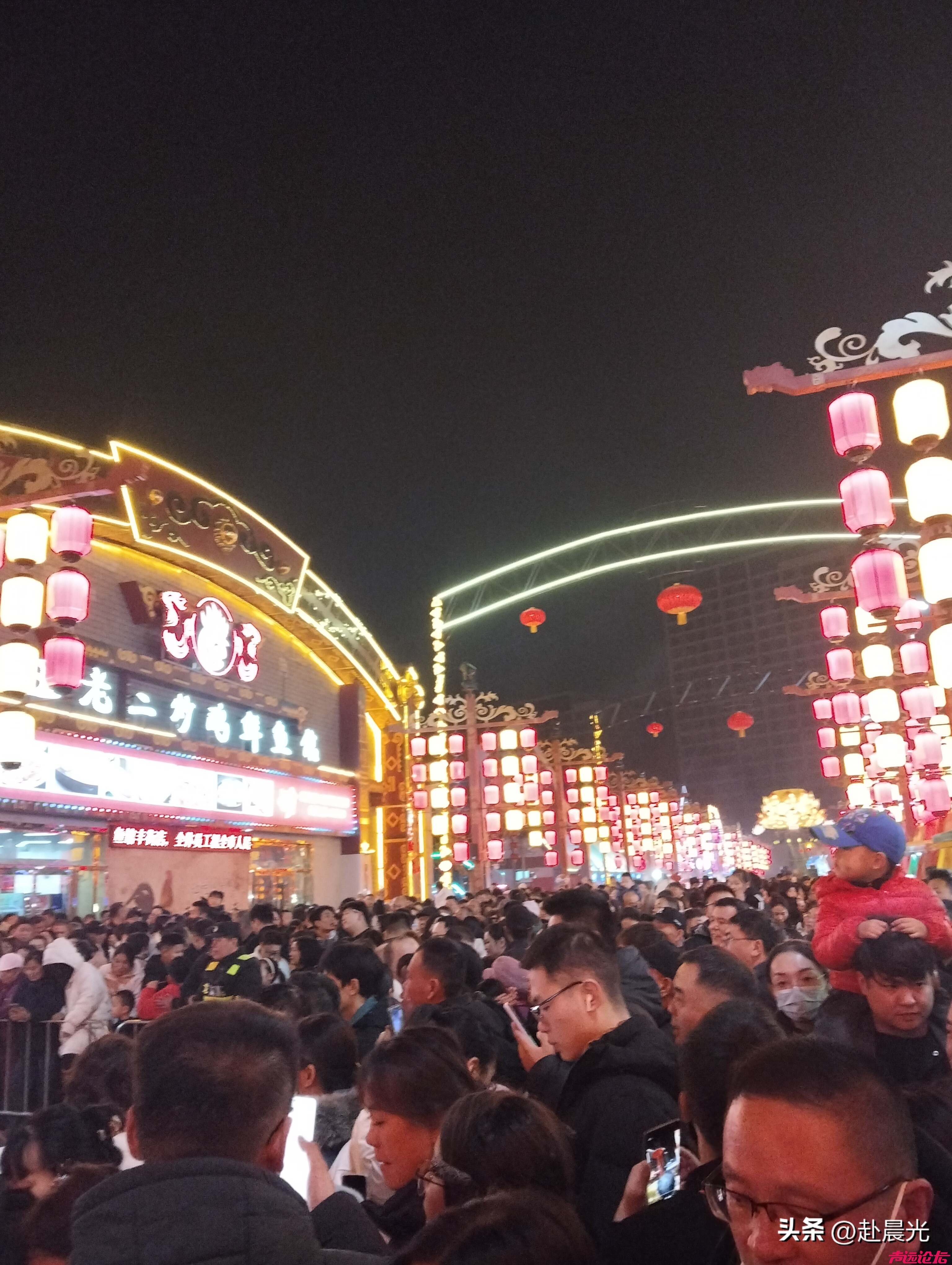 济宁麷街，这人气真不是盖的？你看人多不多，我就不说了。一眼望不到头全是人，牛逼~-4.jpg