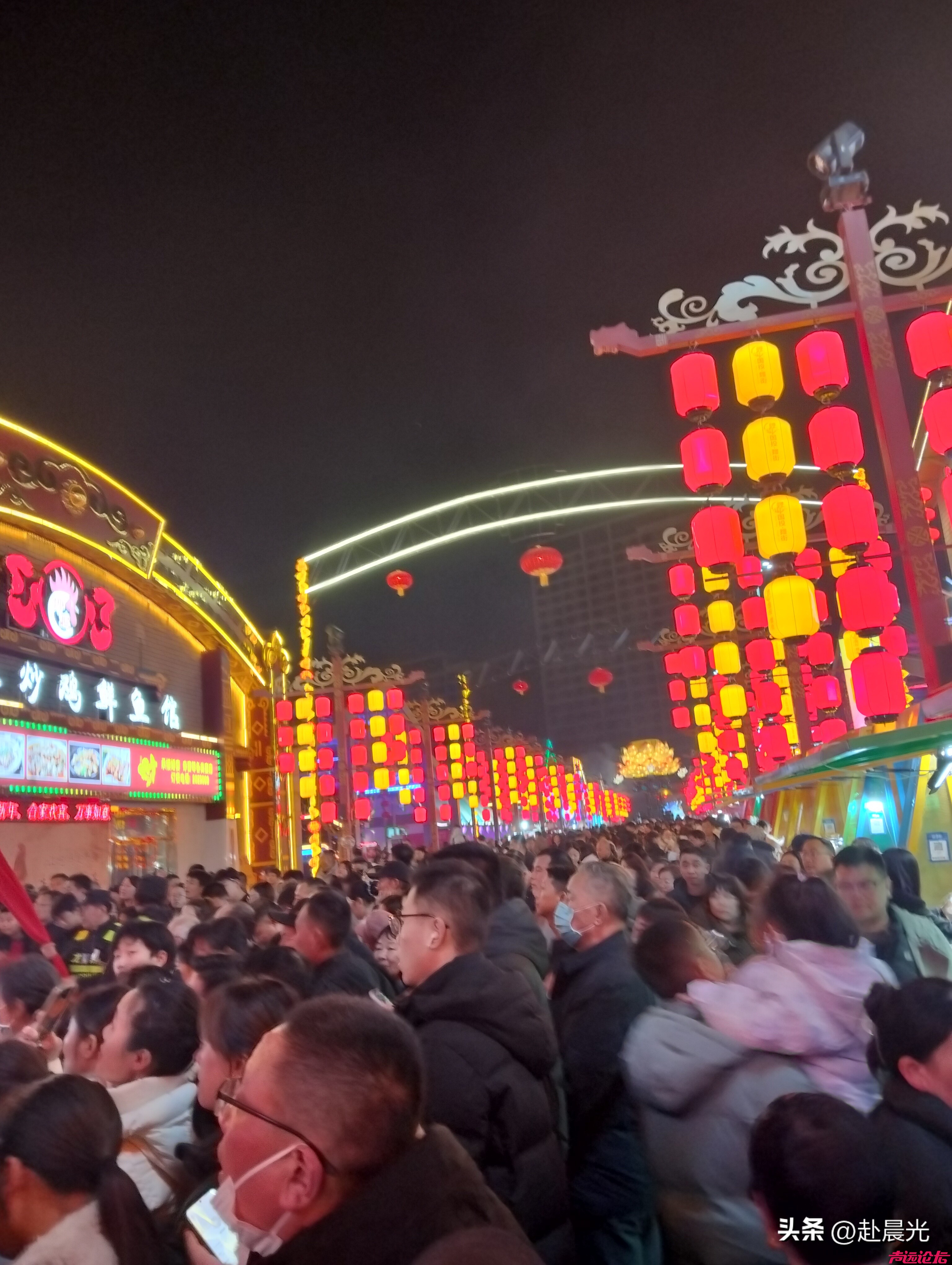 济宁麷街，这人气真不是盖的？你看人多不多，我就不说了。一眼望不到头全是人，牛逼~-6.jpg
