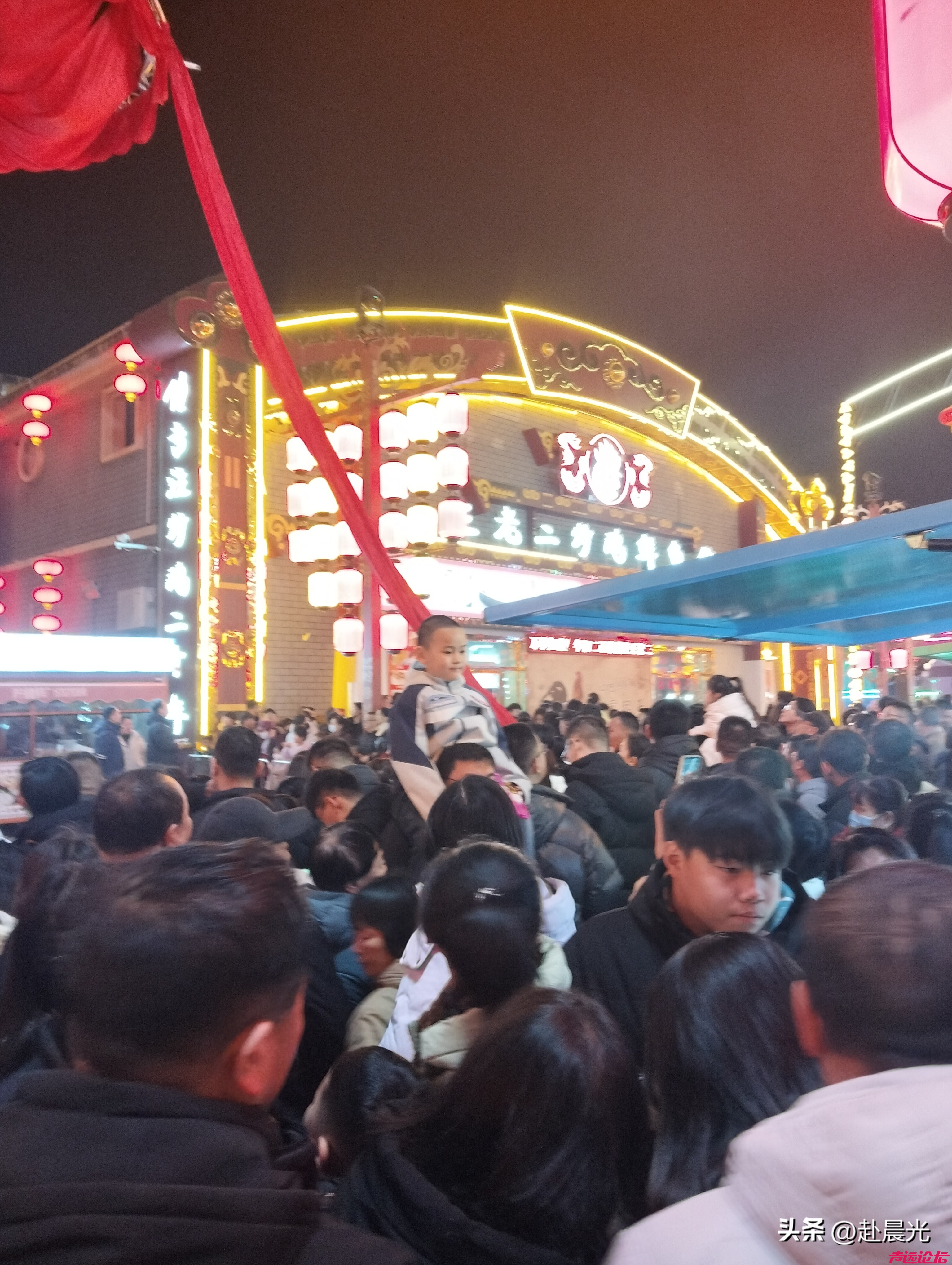 济宁麷街，这人气真不是盖的？你看人多不多，我就不说了。一眼望不到头全是人，牛逼~-8.jpg