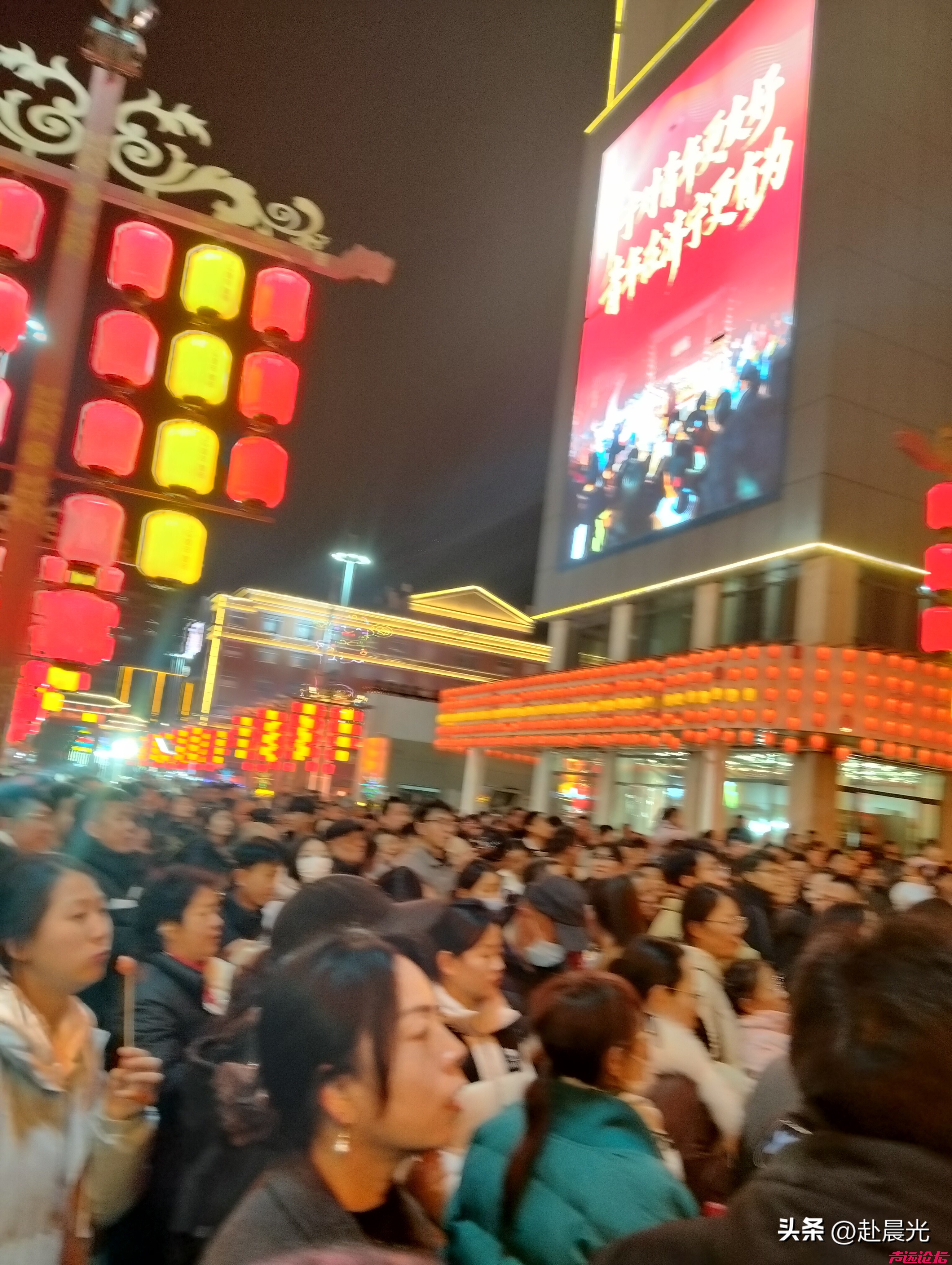 济宁麷街，这人气真不是盖的？你看人多不多，我就不说了。一眼望不到头全是人，牛逼~-10.jpg