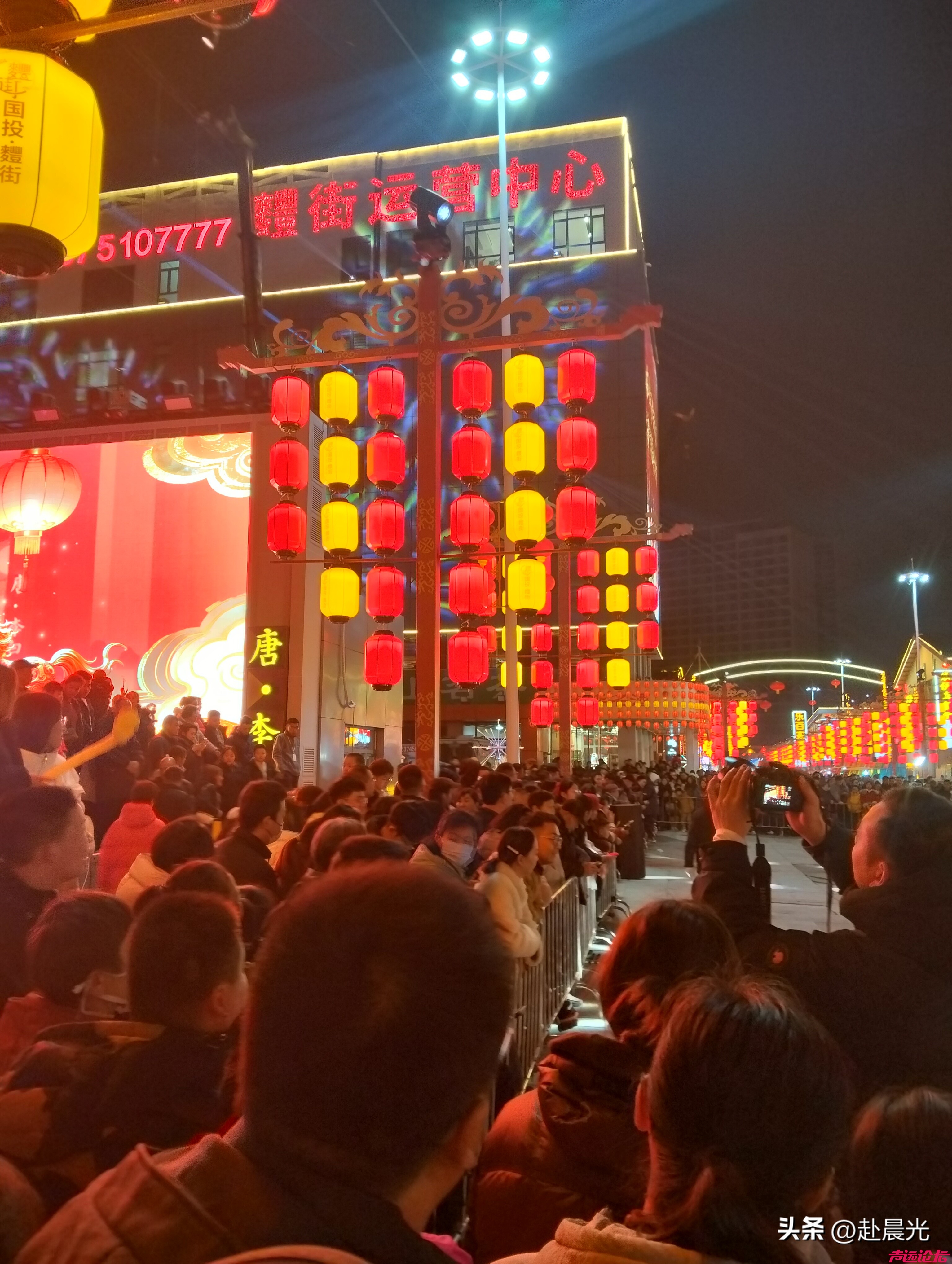 济宁麷街，这人气真不是盖的？你看人多不多，我就不说了。一眼望不到头全是人，牛逼~-12.jpg
