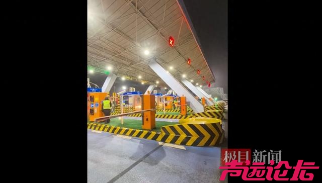 高速免费最后60秒收费站上演飞驰人生，有人卡点失败缴费400多元！有人“压哨”通过，两台车省下1000多元-1.jpg